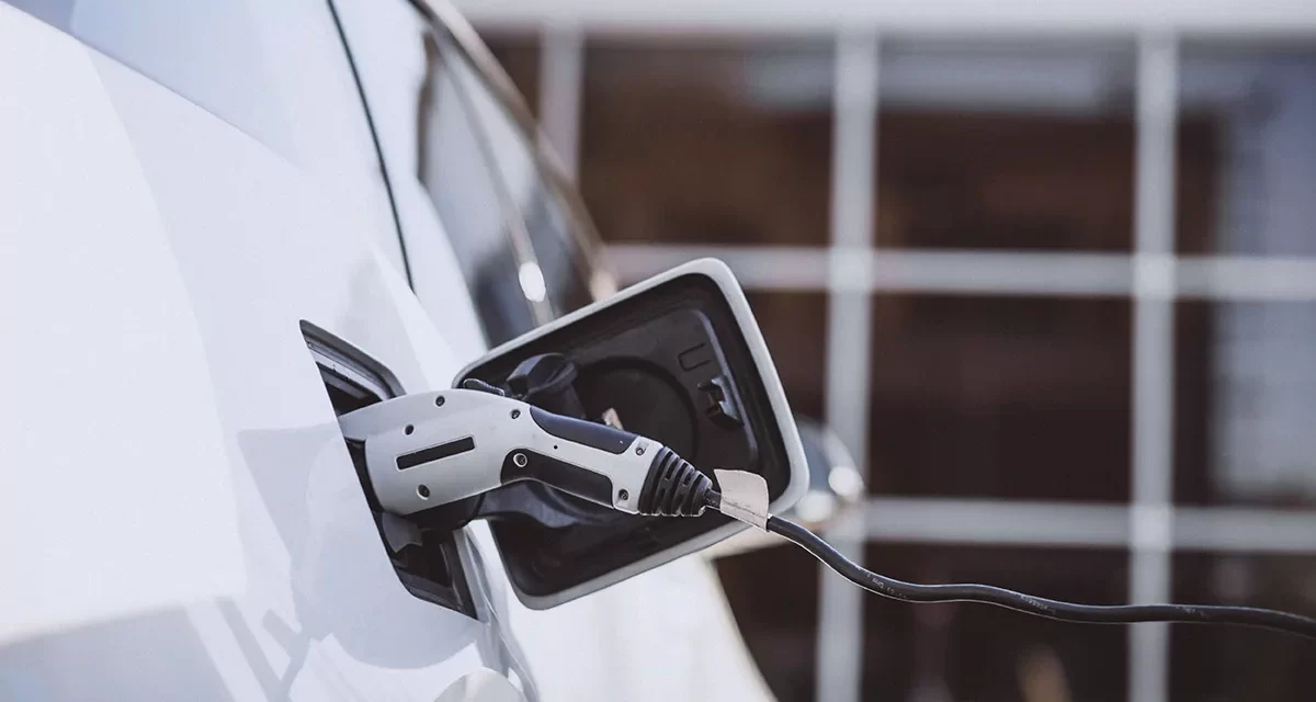 Governo decide retomar imposto de importação para carros elétricos