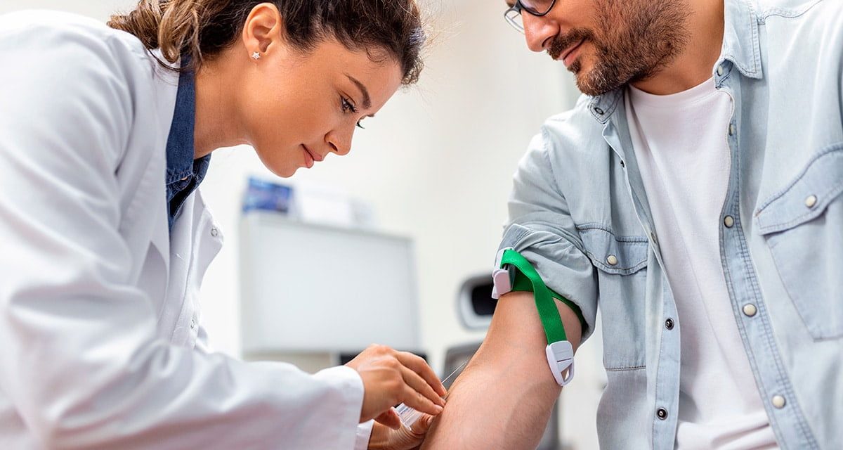 Médico pode cobrar mais caro a consulta se eu pedir nota fiscal?